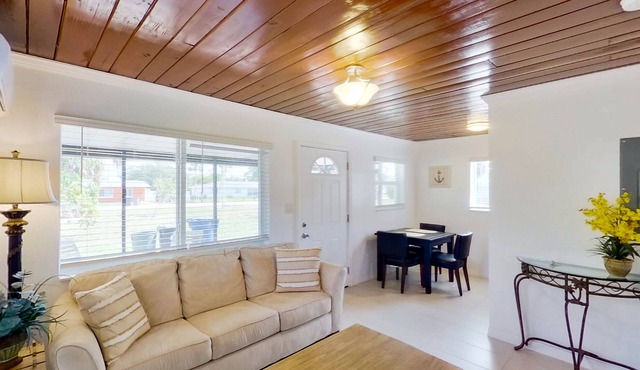 Dog friendly cottage with big yard, streaming, washer/dryer, enclosed patio, AC