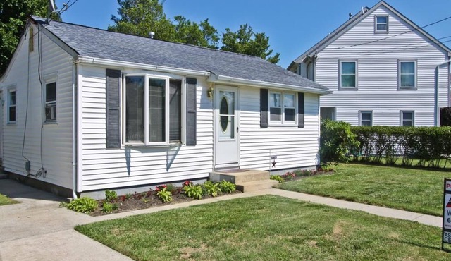 Dog Friendly cottage located seven short blocks to The Bay and Ferry terminal. Sleeps 6.