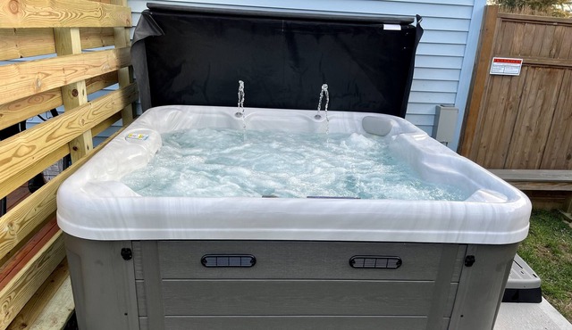 Dog friendly cottage with HOT TUB and fenced in backyard!