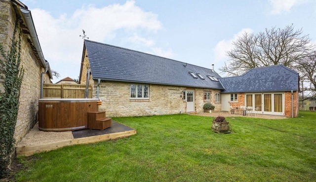 Dog friendly Cotswold cottage with a relaxing hot tub - Ivy Cottage