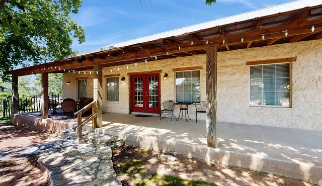 Dog-friendly cottage on HWY 290 Wine Trail
