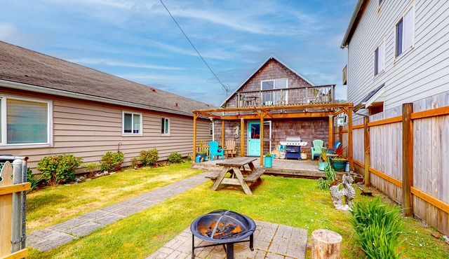 Dog-Friendly Cottage with Private Hot Tub, Close to Beach & Downtown