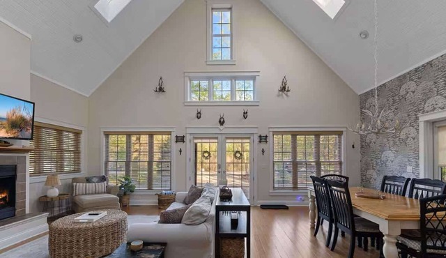 Dog-Friendly Cottage w/Hot Tub, Wi-Fi + Firepit