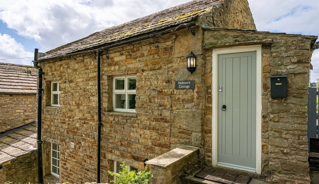 Dog friendly cottage, w/fantastic views, sleeps 3, w/private terrace & modern electric radiators