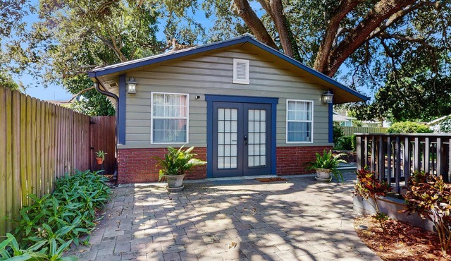 Dog friendly cottage near downtown Tampa and attractions with central AC and WD