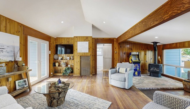 Dog Friendly Cottage Near the Coast & Town w/Large Pvt. Yard, Hot Tub & Grill