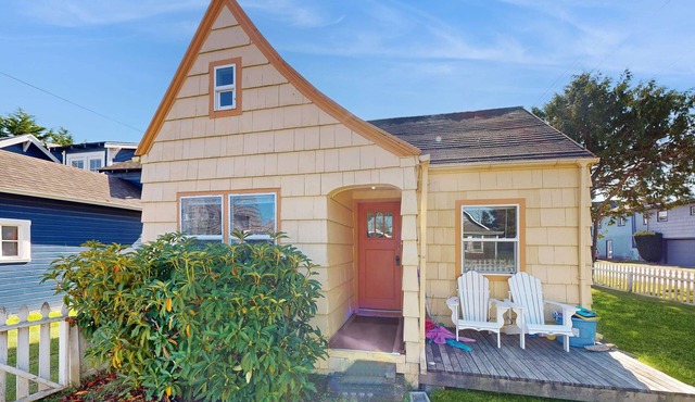 Dog-friendly cottage with fireplace & enclosed yard - walk to beach/eateries