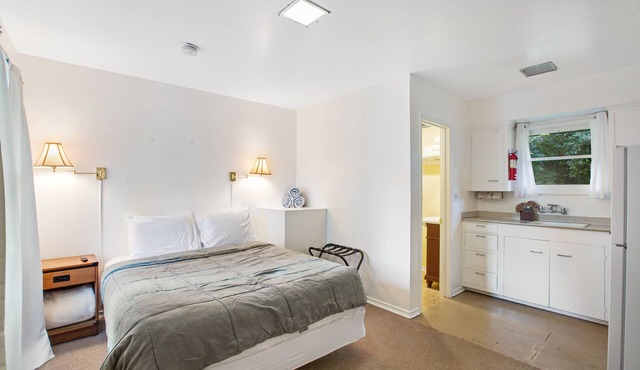 Dog-friendly cottage close to the water with firepit - walk to Morehead Park