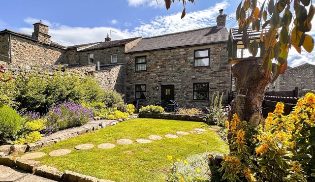 Dog Friendly Cottage with Private Drive, Enclosed Garden, Central Heating, Free WiFi & pubs nearby