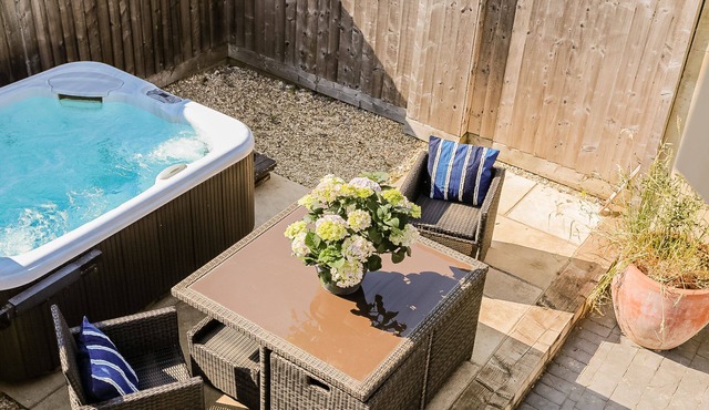 Dog friendly cottage with hot tub - King's Cottage
