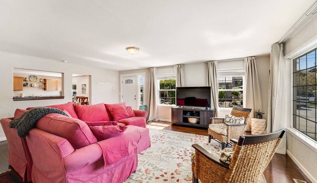 Dog-friendly cottage w/partial lake view and central AC - walk to the lake