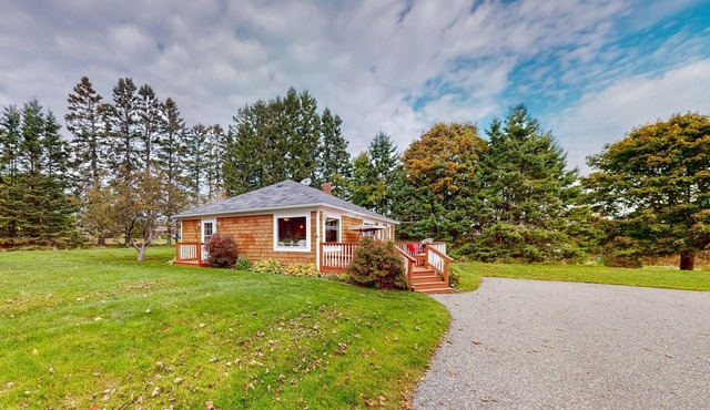 Dog-friendly cottage with furnished deck & firepit - walk to beach