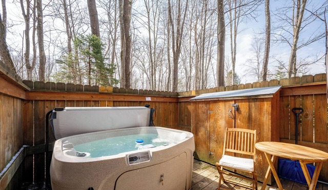 Dog Friendly Deep Creek Log Cabin w/Private Hot Tub