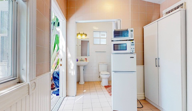 Dog-friendly downtown studio near beach with WiFi, AC, fridge, oven, microwave