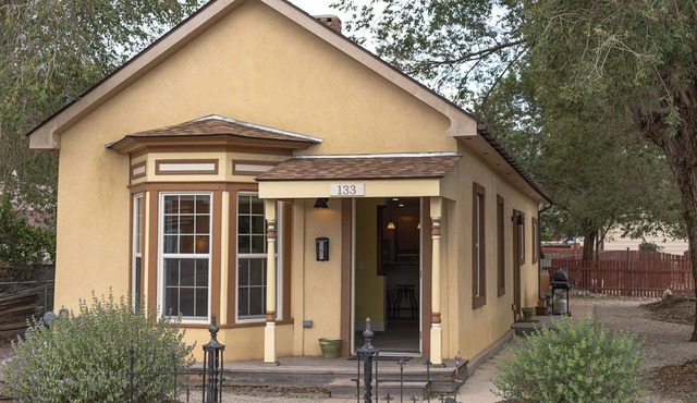 Dog Friendly! Dunwell Cottage: Cute Downtown Home, Close to Everything!