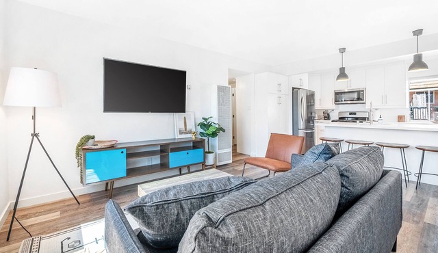 Dog-friendly duplex with washer/dryer, two full kitchens, & large backyard