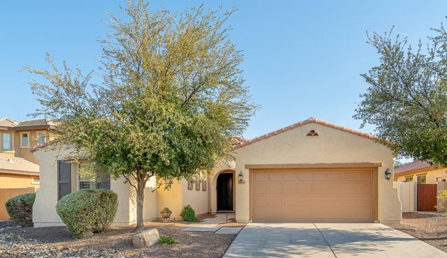 Dog-friendly elegant home with classic finishes, enclosed yard & grill