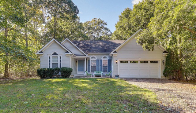 Dog-Friendly Family Retreat Near Chincoteague Bay!