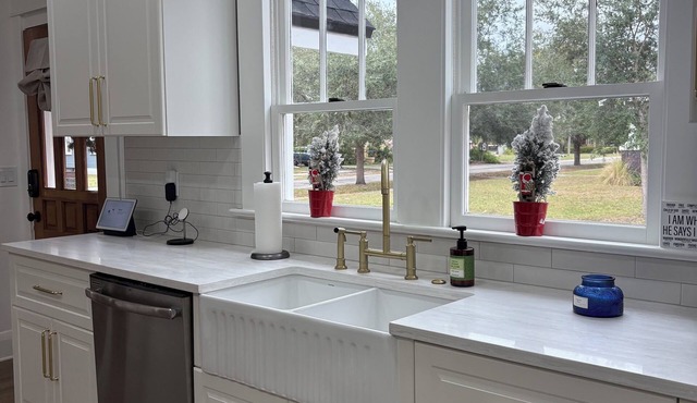 Dog-Friendly Farmhouse – 4BR Fenced Yard, Porch, Walkable to Restaurants & Cafes