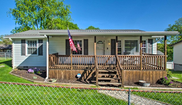 Dog-Friendly Fayetteville Home w/Hot Tub!