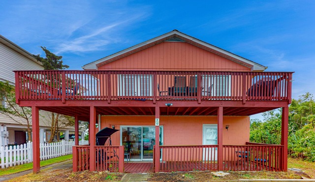 Dog-friendly Fenwick Island home with wood stove & beach access – walk to shops