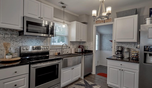 Dog-friendly fenced 2BR/1.5 bath cottage, 2 blocks to beach, near military bases