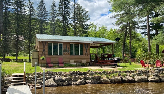 Dog friendly, fenced yard, sitting on the shore of Oxbow Lake