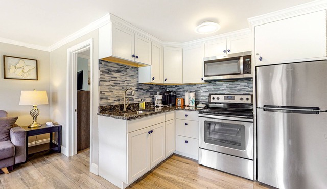 Dog-friendly first-floor seaside cottage with pool & tennis courts