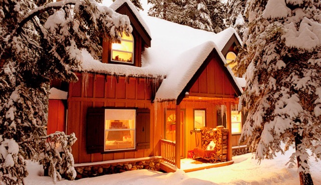 Dog-friendly forest cabin with deck & fireplace, blocks to Lake Tahoe/trails