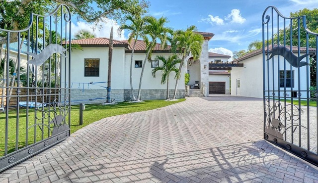 Dog-friendly gated spacious Siesta Key Getaway — Pool, Spa, & Mancave.