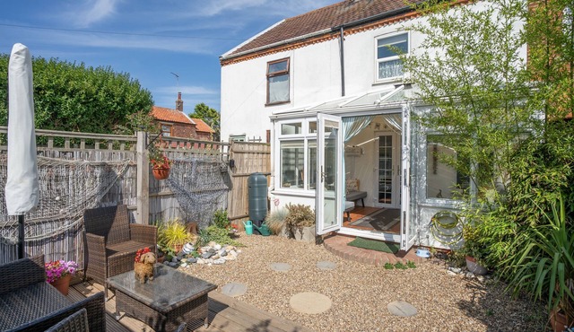 Dog friendly Norfolk seaside cottage with bedroom beach views
