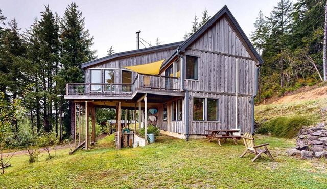 Dog-friendly gem on 10 acres with sweeping view - minutes to Oregon Dunes