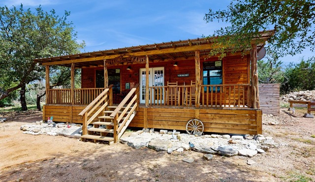 Dog-friendly gem on 11 acres w/valley views, deck, gas grill, fireplace