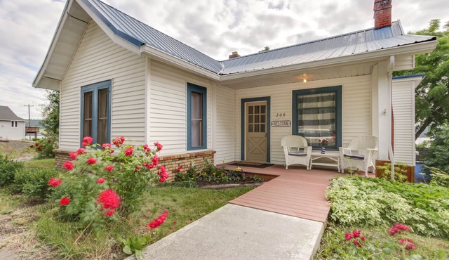 Dog-friendly getaway with large deck & lake view - walk to shops & marina