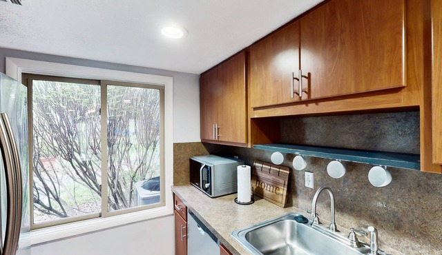 Dog-friendly golf-view townhouse pool, fireplace, golf on-site, pickleball, gym