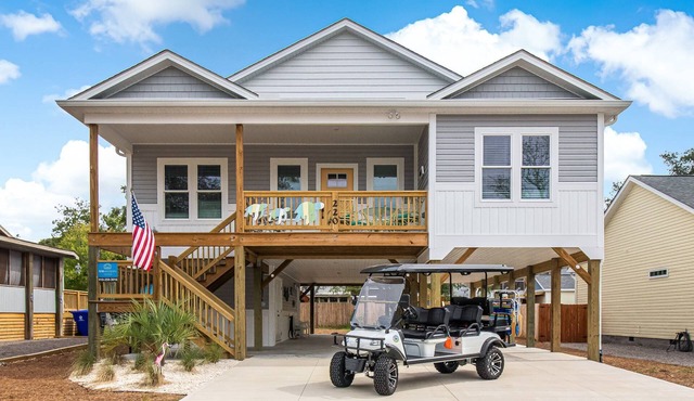 Dog Friendly, Gorgeous home with 6 seater Golf Cart - minutes from the beach.