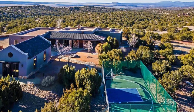 Dog-friendly guest house near trails with outdoor kitchen, fireplace, patio, gym