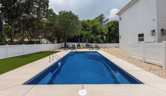 Dog Friendly, Heated Pool, Hot Tub, 5Min to Beach!
