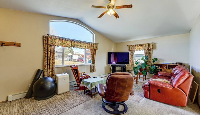 Dog Friendly! Helena Valley Home w/Mtn Views