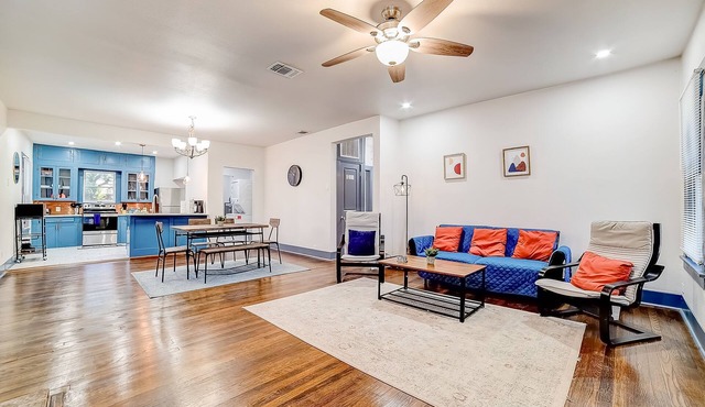 Dog-friendly hideaway with a large, fenced yard, washer/dryer & AC