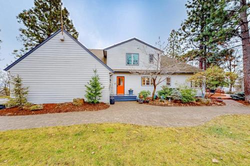Dog-friendly hilltop estate with fireplace & incredible Columbia River view