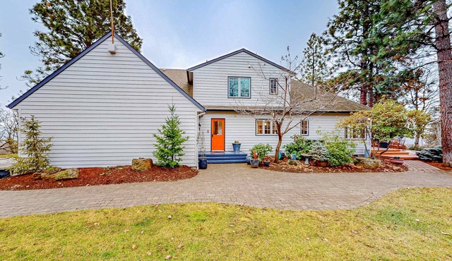Dog-friendly hilltop estate with fireplace & incredible Columbia River view
