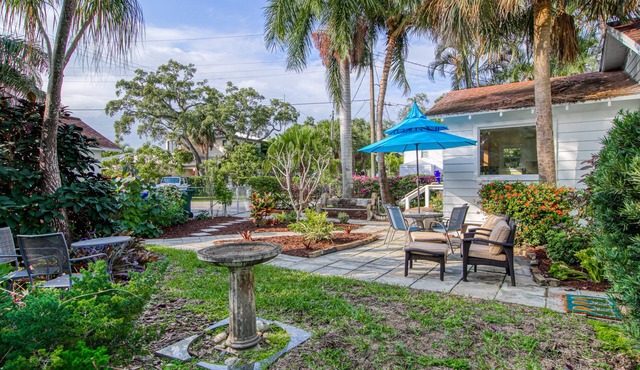 Dog-friendly home with lovely garden & patio - walk to the river & downtown