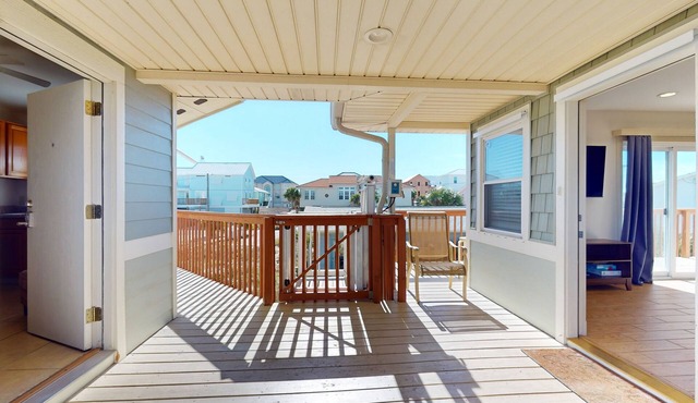 Dog-friendly home + guest house with gas grill, patio, balcony, private W/D, AC