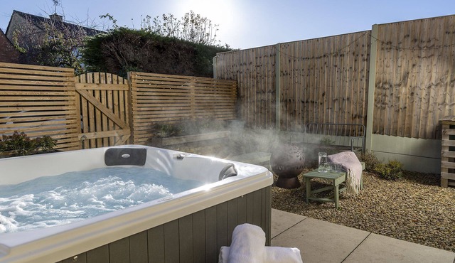 Dog friendly holiday cottage in the Cotswolds with a hot tub - The Old Forge