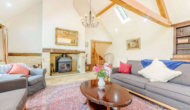 Dog friendly holiday cottage in the Cotswolds with a hot tub - Owls Roost