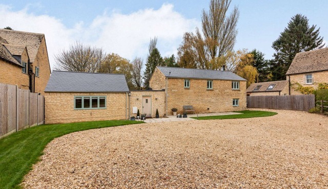 Dog friendly holiday cottage with garden in the Cotswolds - Honeystone Cottage