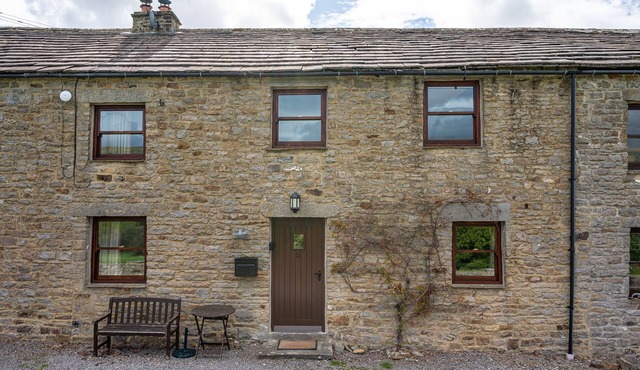 Dog friendly holiday home for 4 people, breath taking scenery, WiFi & only a short walk to the pub.