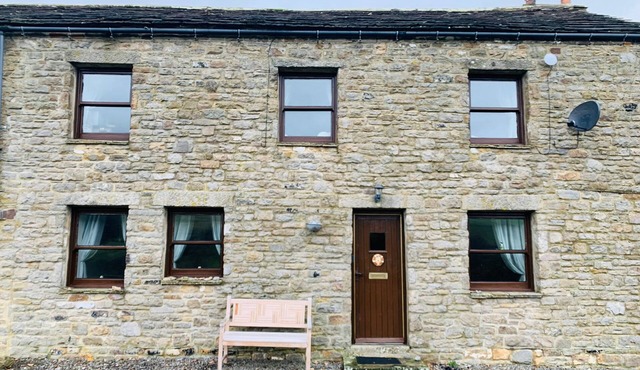 Dog friendly holiday home for 4 people, breath taking scenery, WiFi & only a short walk to the pub.