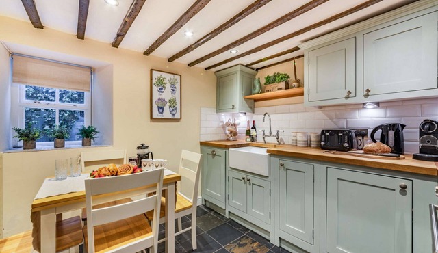 Dog friendly holiday cottage in the Cotswolds with a tranquil garden - Blenheim Cottage